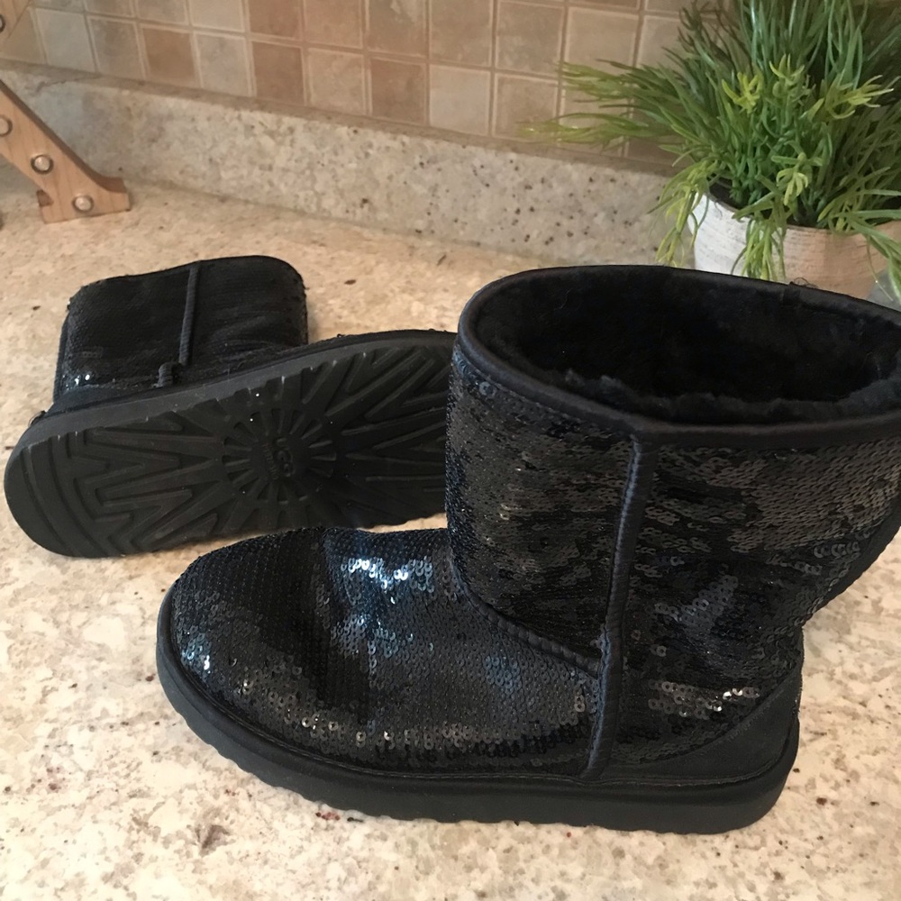 Women’s classic short cosmos sequin boots.
